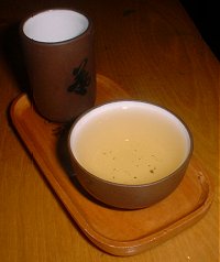 Так может выглядеть первая заварка чая Те Гуан-инь. С последующими заварками цвет настоя становится темнее.