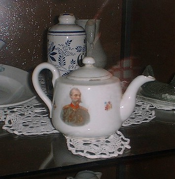 Заварочный чайник с усатым дядькой. Музей города Острова