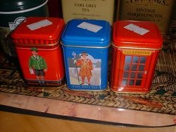 Ахмадовский сувенирный набор чаев с символами Британии: почтовым ящиком, королевским гвардейцем и телефонной будкой. К повествованию отношения не имеет
