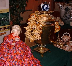 Самовар и чайная баба из русской экспозиции музея