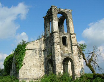 Заброшенная церковь на чайной плантации.