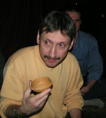 Москва Дайтякай. 25.01.2005. Сергей предлагает насладится ароматом заваренного чая.