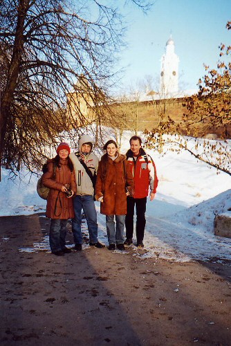 Ирина, Лео, Татьяна и Саша у стен древнего Кремля, которые солнце красит каким-то там светом.