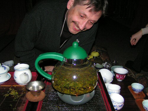 Сергей смотрит на свежий весенний тайваньский чай.