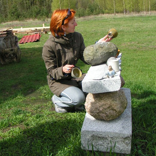 А это Аня разобрала инсталляцию, не подозревая о том, что камни и керамика были особым образом составлены Керамистом после многочасовых медитаций. Мы потом сразу уехали.