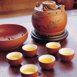 Посуда для китайского чайного стола может быть, например, такой... Только чай следует наливать несколько более аккуратно...